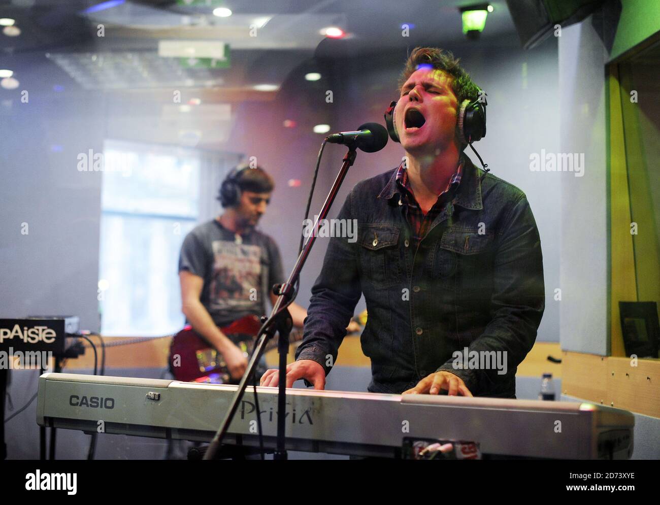 Pete Ellard di Scouting for Girls durante una sessione dal vivo per XFM, presso gli studi Global radio nel centro di Londra. Foto Stock