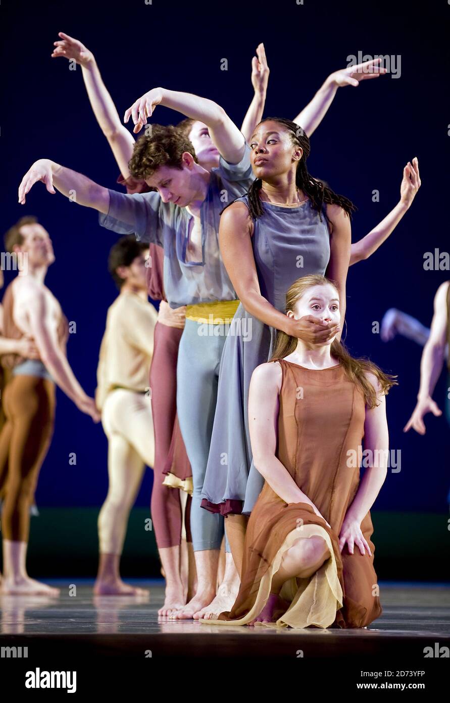 I ballerini del Mark Morris Dance Group suonano l'Allegro, il Penseroso ed il moderno presso il teatro del Colosseo nel centro di Londra. Foto Stock