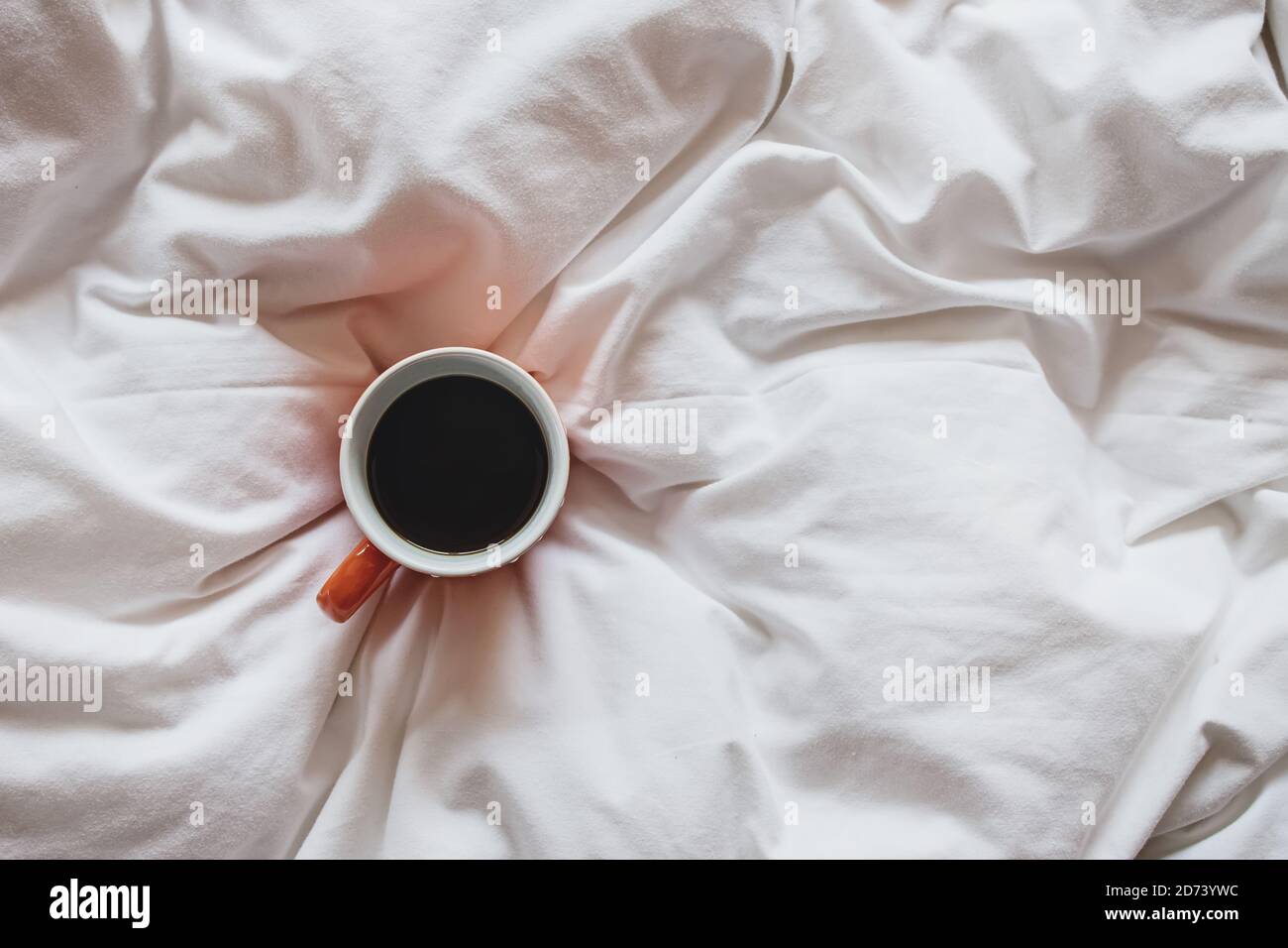 Tazza di caffè sul letto, vista dall'alto Foto stock - Alamy