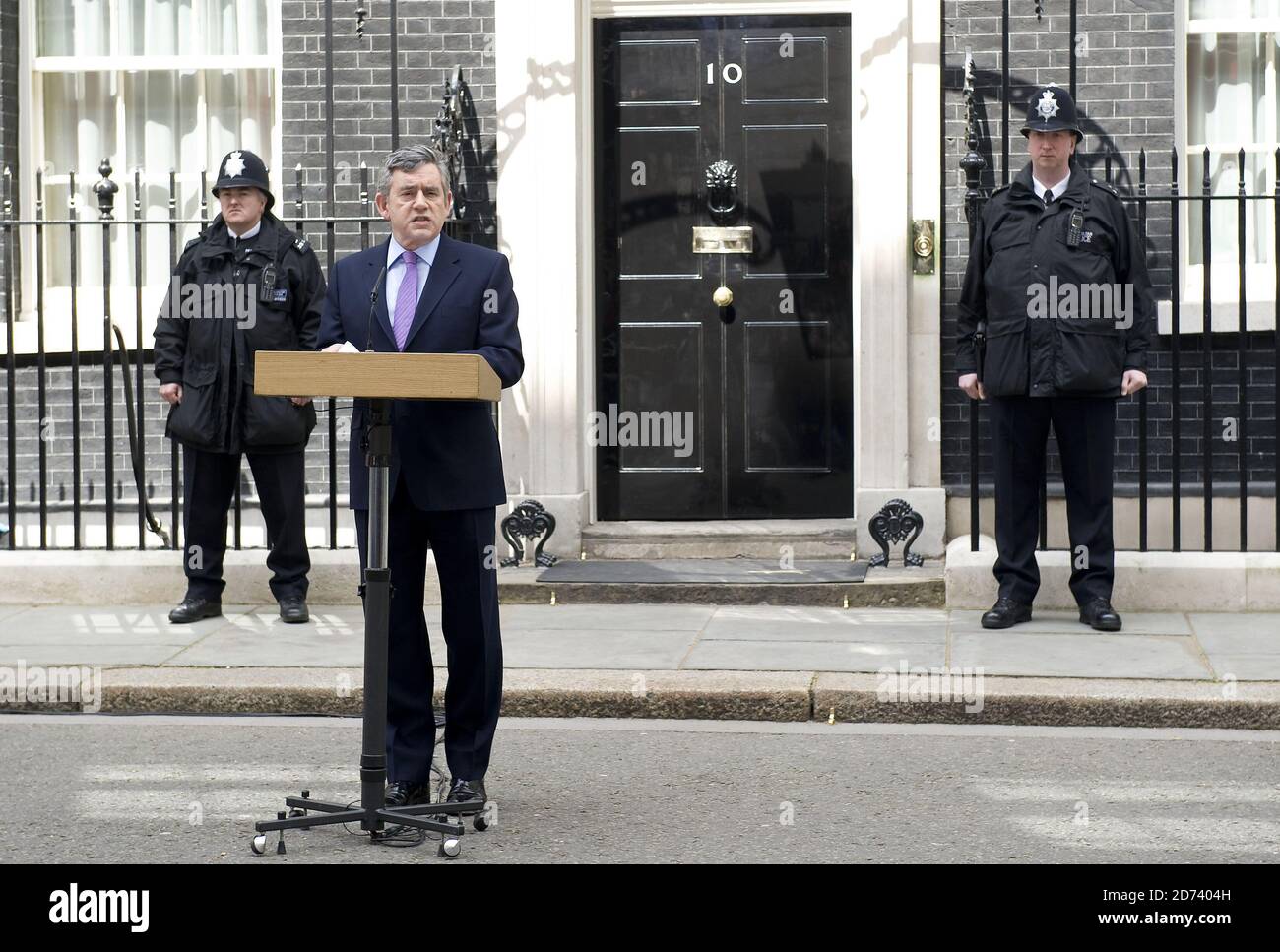 Gordon Brown si rivolge ai media al di fuori di 10 Downing Street, Londra, il pomeriggio dopo le elezioni generali. Foto Stock