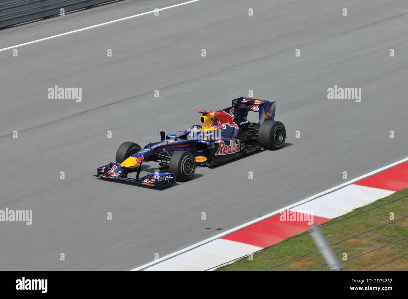 SEPANG, MALESIA - 2 APRILE : il pilota tedesco Sebastian Vettel della Red Bull Racing guida durante la prima sessione di prove libere sul circuito di Sepang F1 di Apri Foto Stock