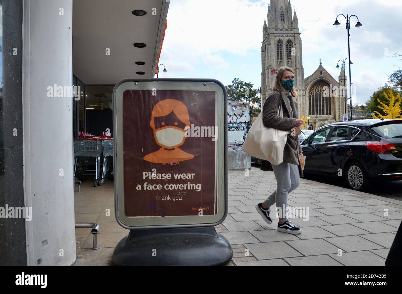 gli acquirenti che lasciano sainsburys indossando maschere facciali passano, si prega di indossare una faccia di copertura richiesta poster muswell hill londra Foto Stock