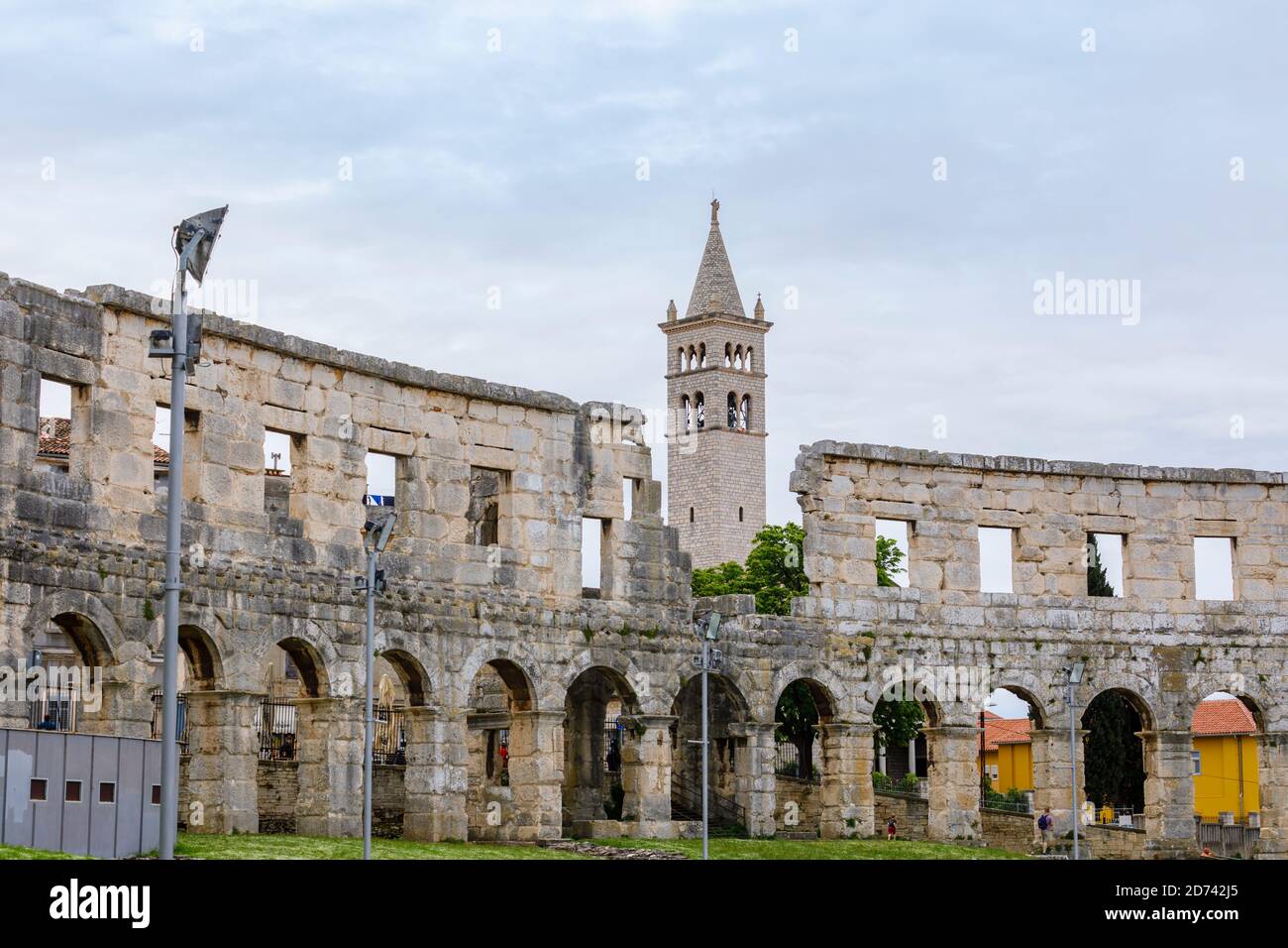 Vista del campanile della Chiesa e del Monastero di Sant'Antonio dalle mura dell'antico e iconico anfiteatro romano di Pola, Istria, Croazia Foto Stock