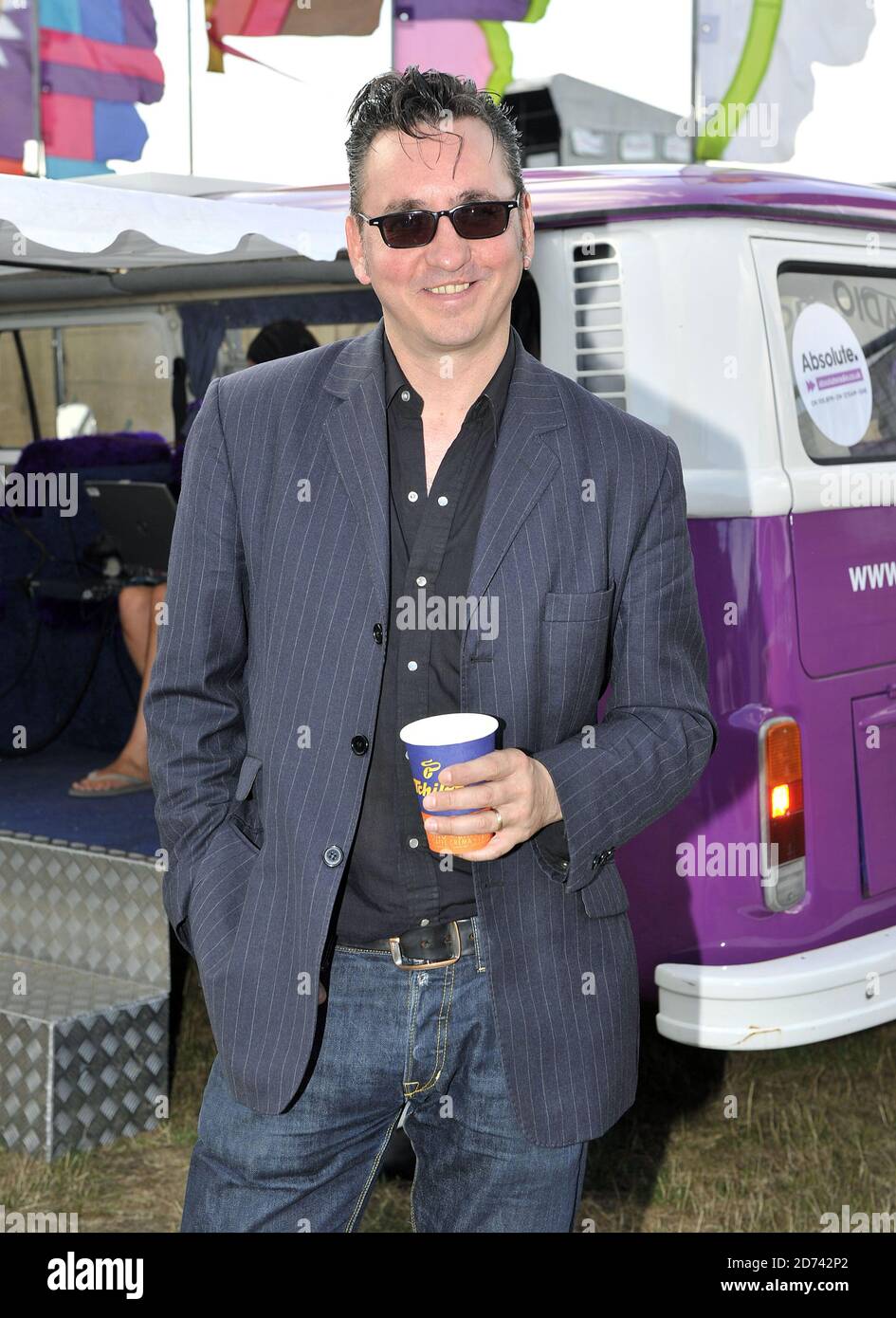 Richard Hawley ha raffigurato il backstage nell'area Absolute radio al festival Latitude di Suffolk. Data immagine: 16 luglio 2010. M Crossick/EMPICS Foto Stock