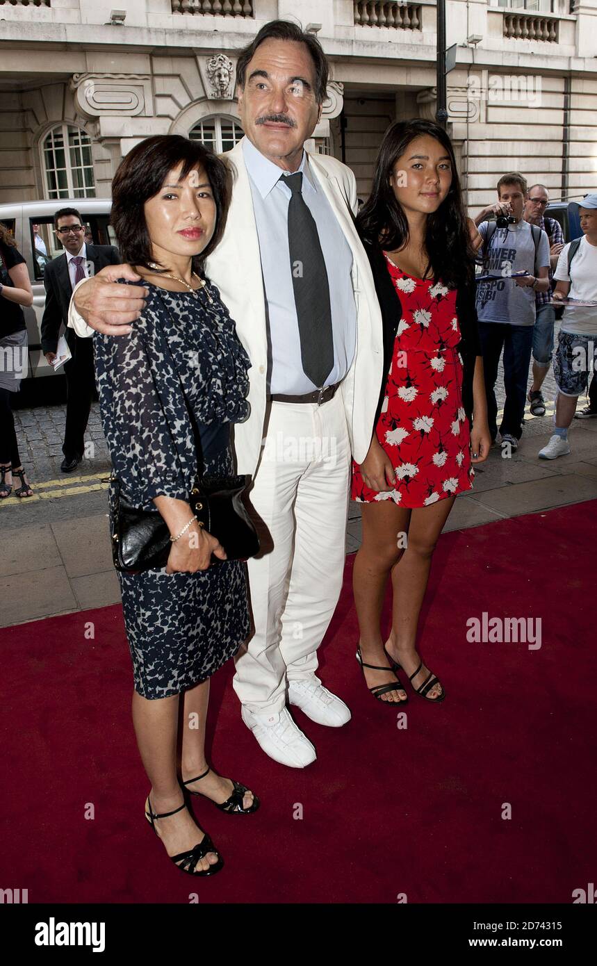 Oliver Stone con la moglie Sun-jung Jung e la figlia Tara Stone partecipano alla prima di 'South of the Border' al cinema Curzon a Mayfair, nel centro di Londra. Foto Stock