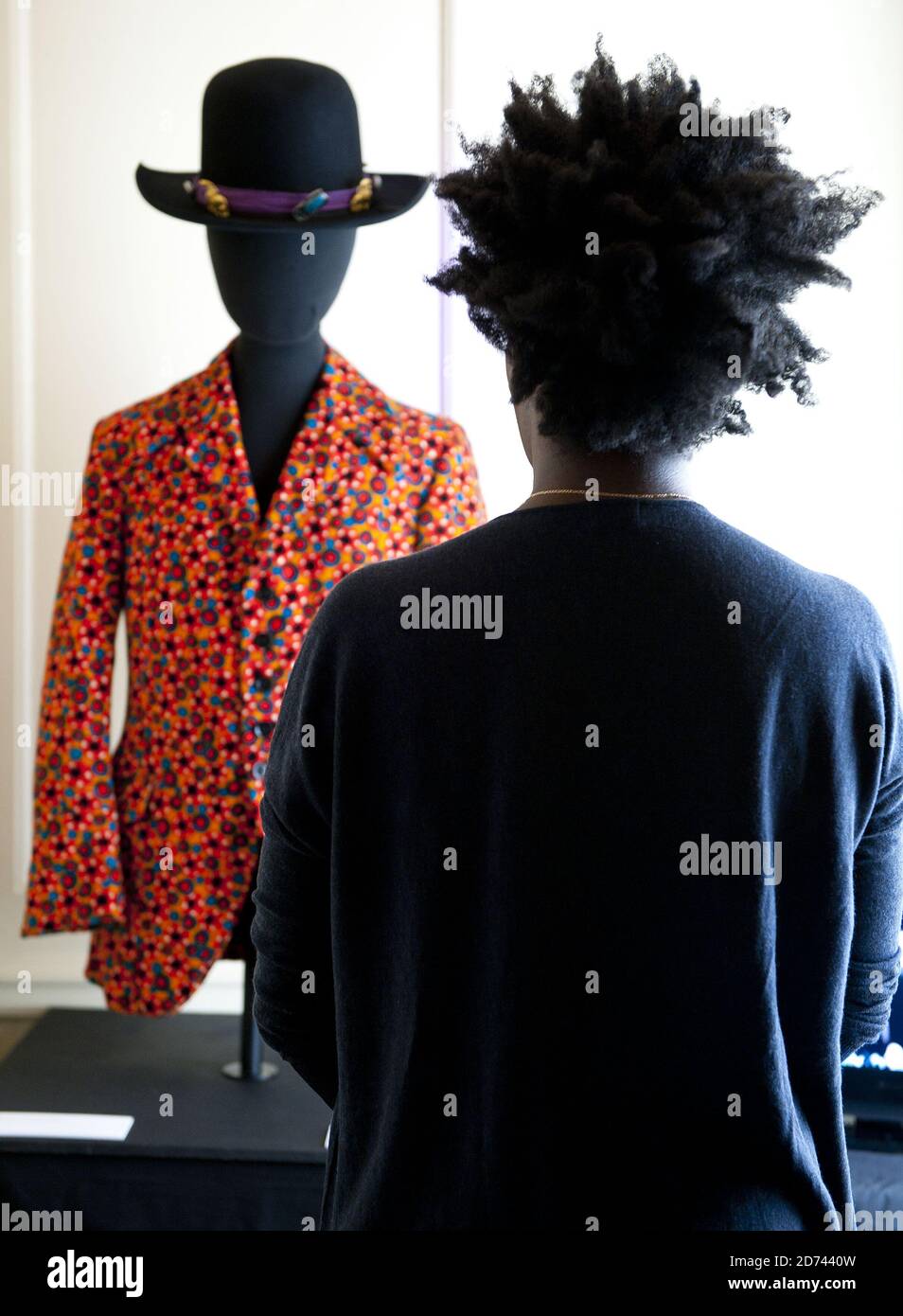 Un visitatore guarda una giacca e un cappello di proprietà di Jimi Hendrix,  esposti nella mostra Hendrix in Gran Bretagna, al museo Handel House nel  centro di Londra Foto stock - Alamy
