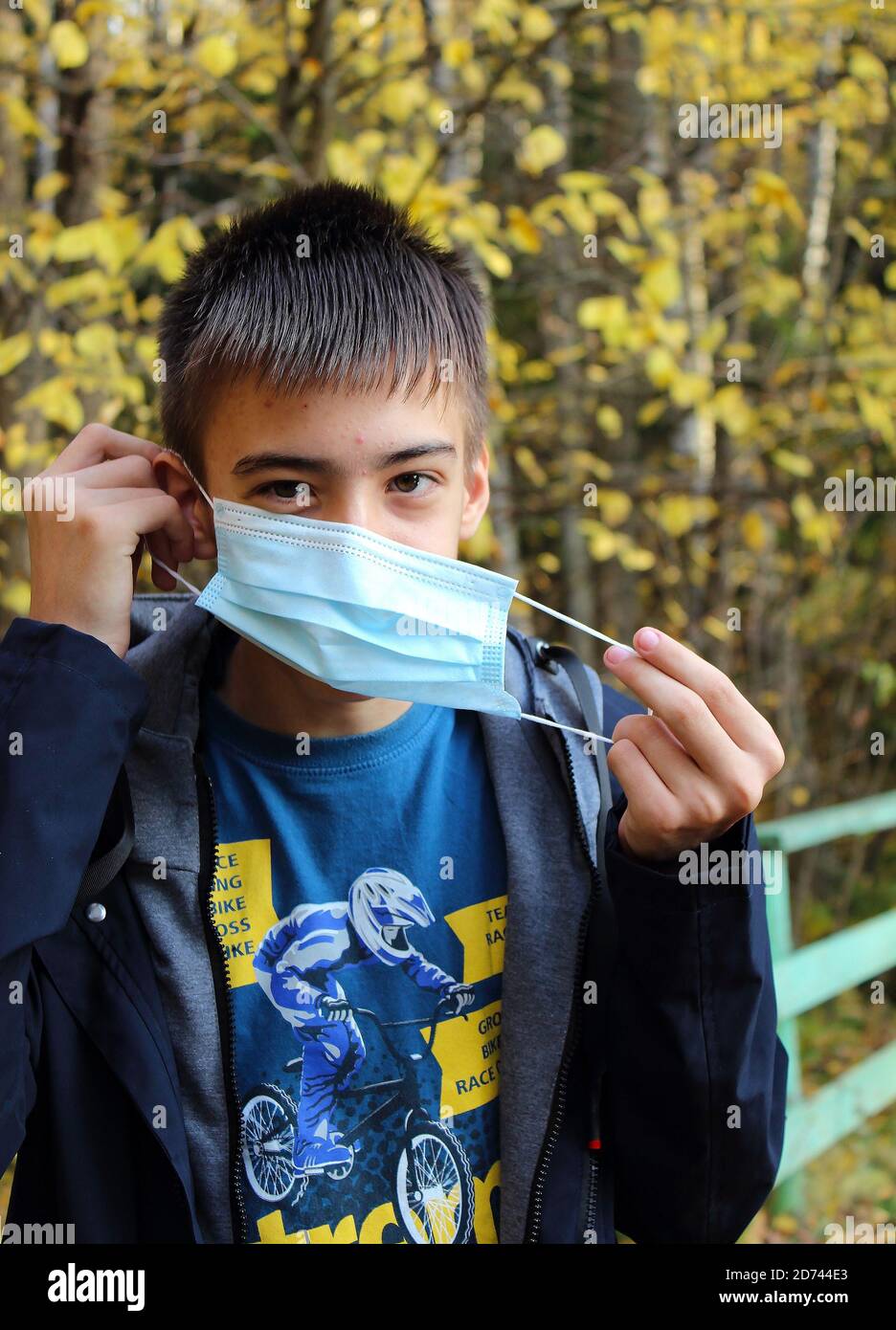 Kirov, Russia, 10.01.2020 Teenage ragazzo mette sulla maschera protettiva all'aperto Foto Stock