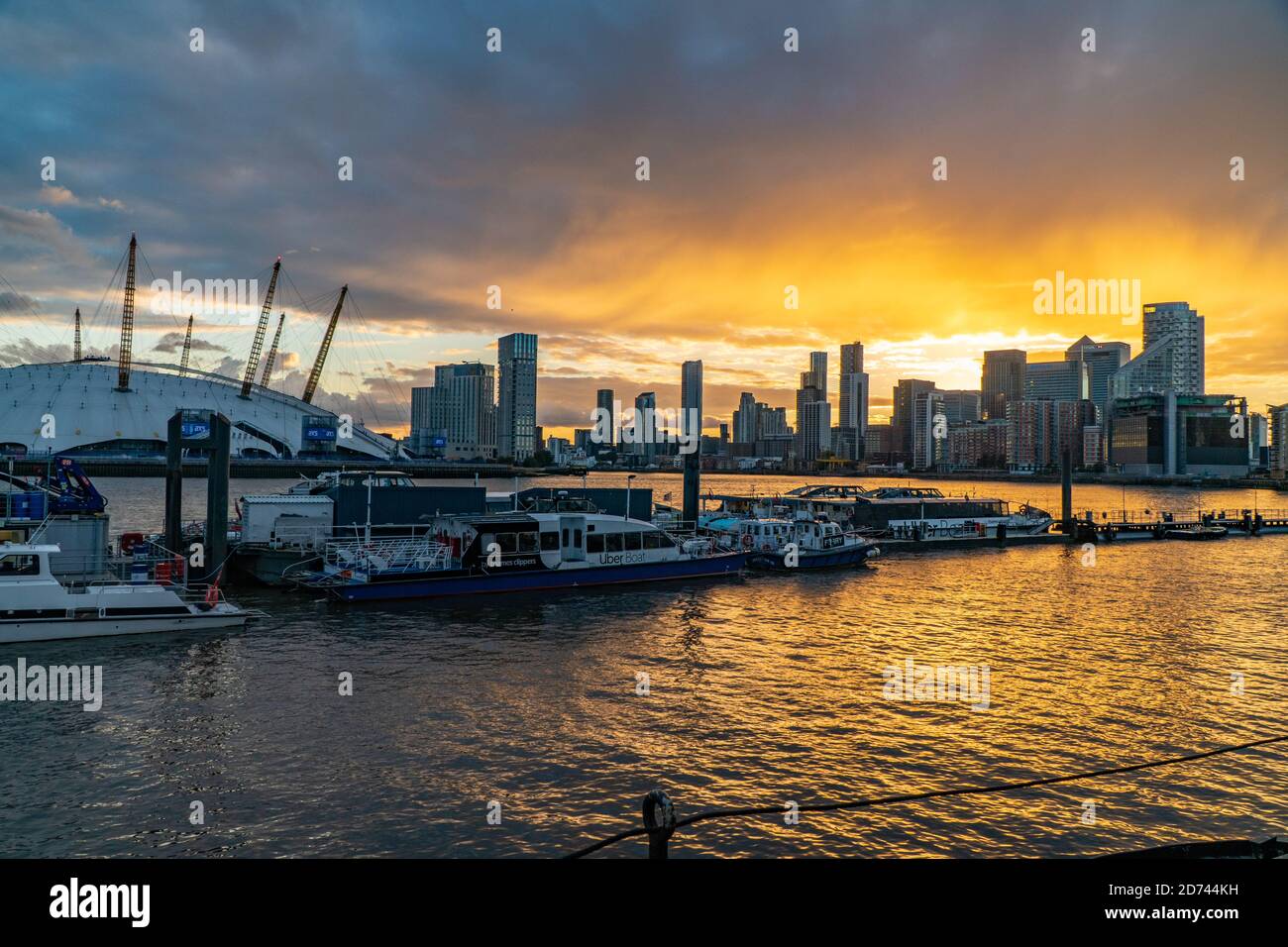 Lo skyline di Londra si affaccia su Canary Wharf, il quartiere finanziario centrale secondario di Londra sull'Isola dei Dogs Foto Stock