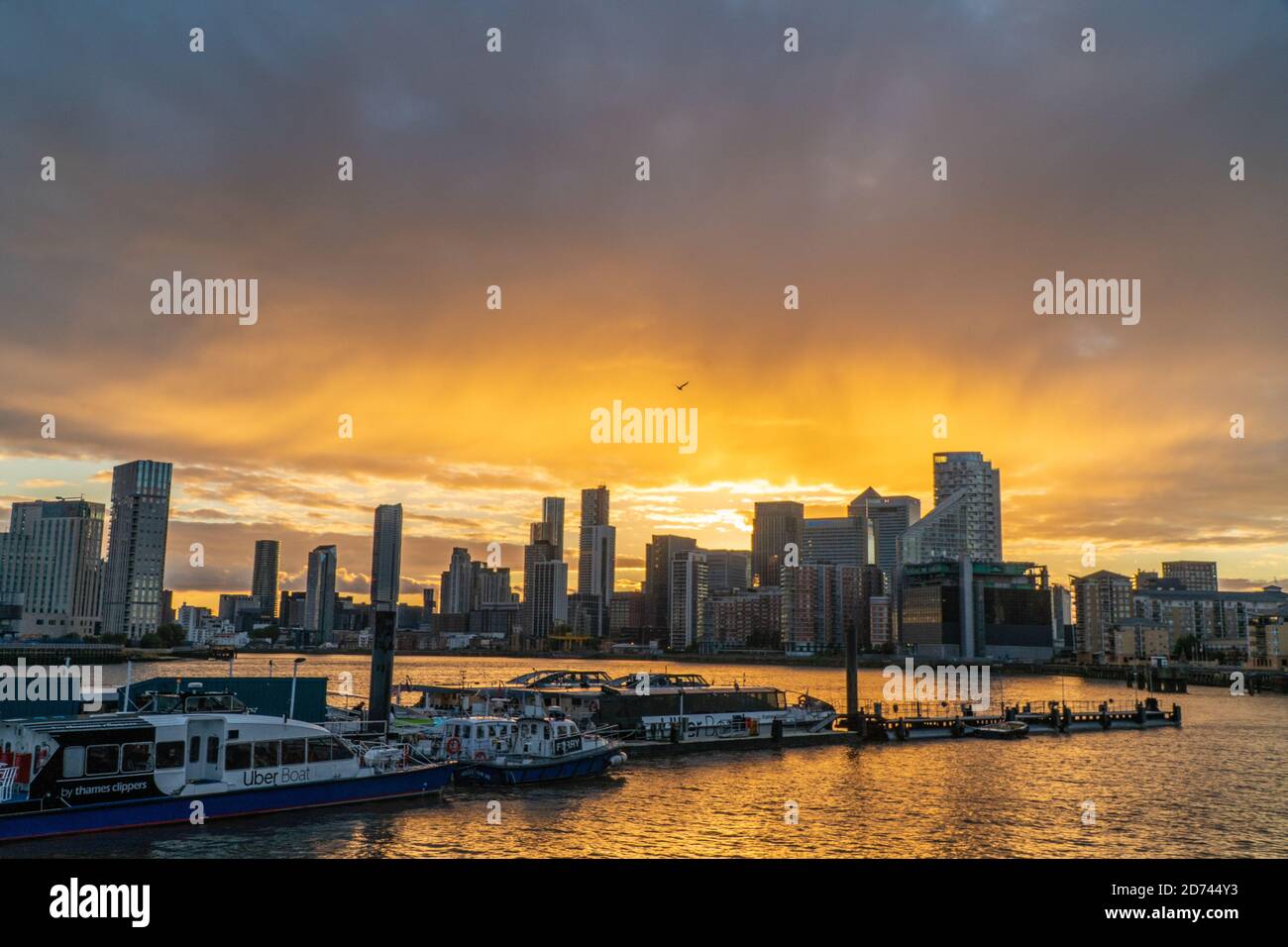 Lo skyline di Londra si affaccia su Canary Wharf, il quartiere finanziario centrale secondario di Londra sull'Isola dei Dogs Foto Stock