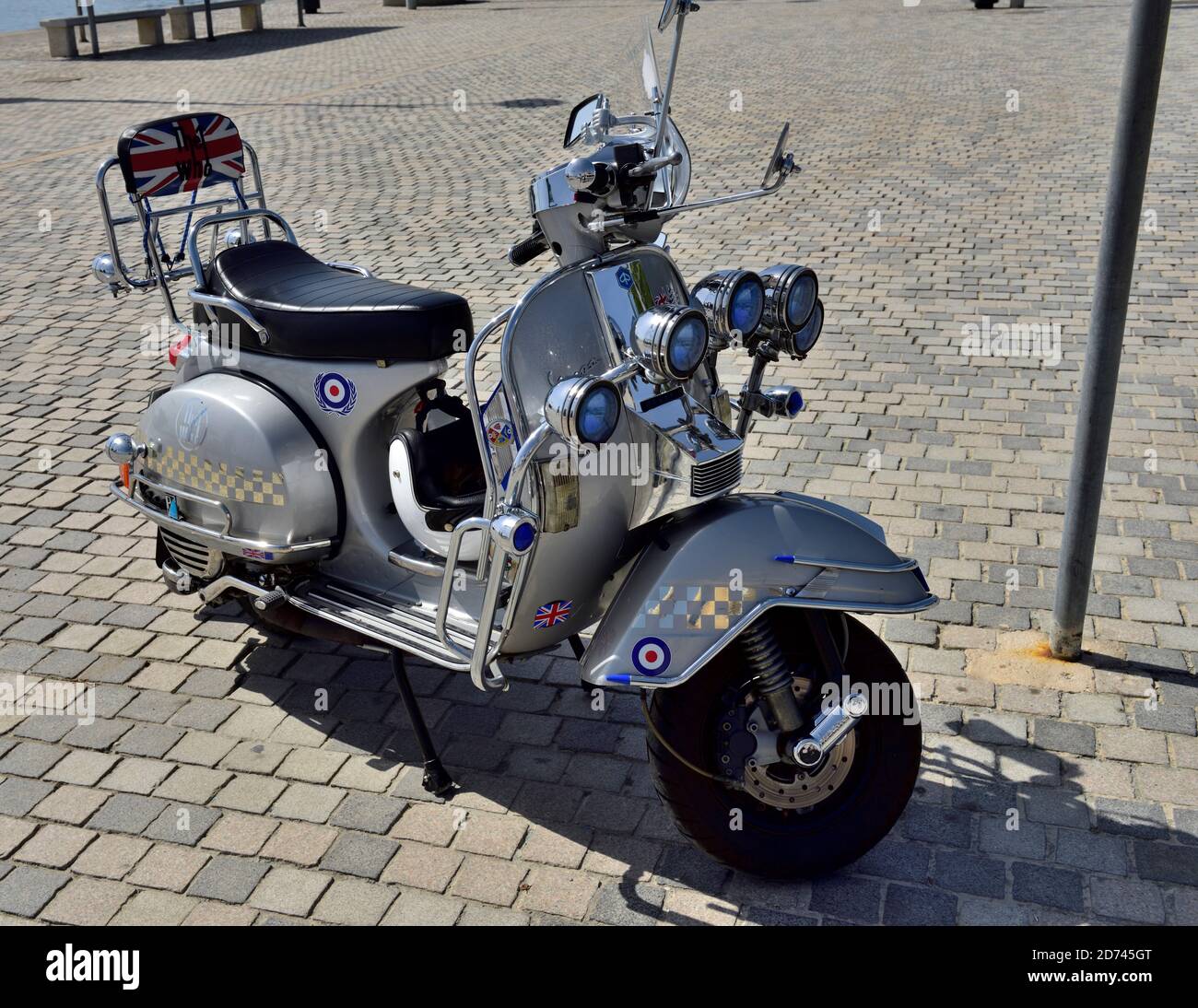 Scooter Vespa classico personalizzato in stile Mods e tifosi "The Who" parcheggiati presso il porto di Paphos, Cipro Foto Stock