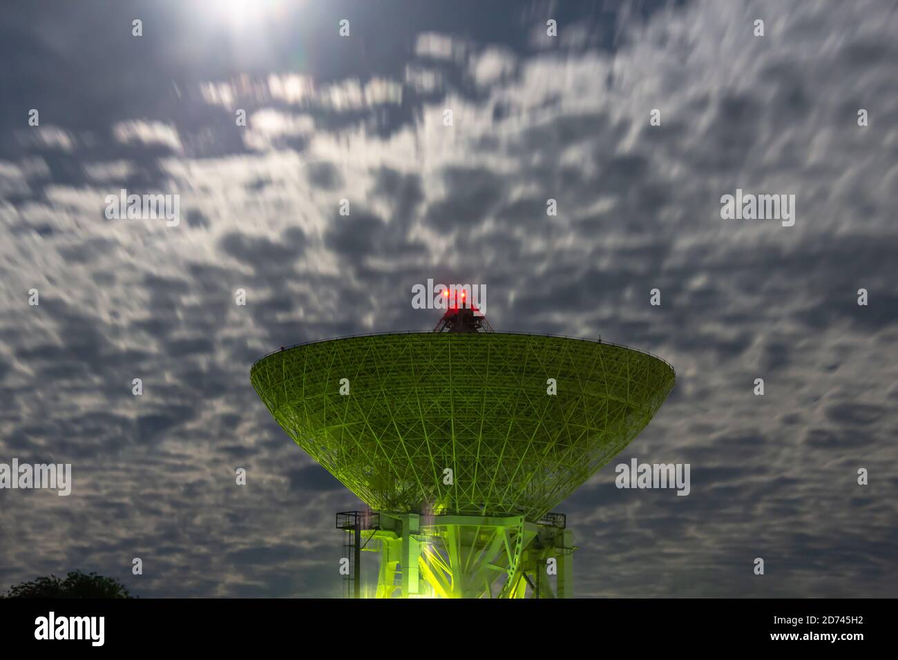 radio telescopio sopra il cielo notturno e la luna Foto Stock