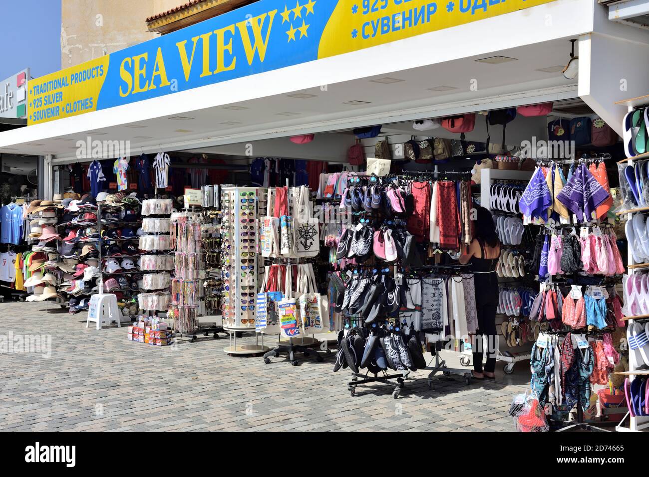 Negozi turistici sul porto di Paphos con souvenir e abbigliamento sulla spiaggia Foto Stock