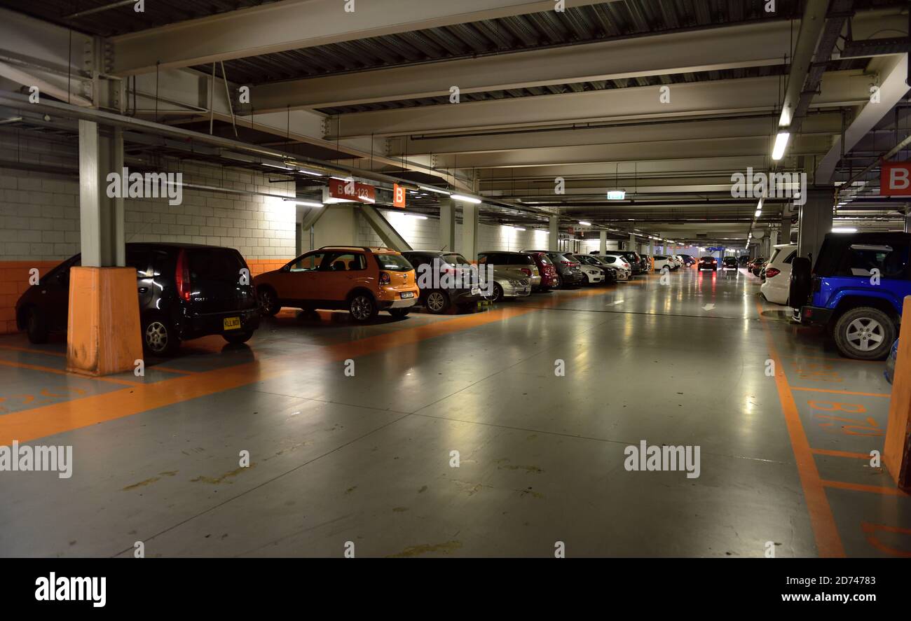 Interno del parcheggio sotterraneo Foto Stock
