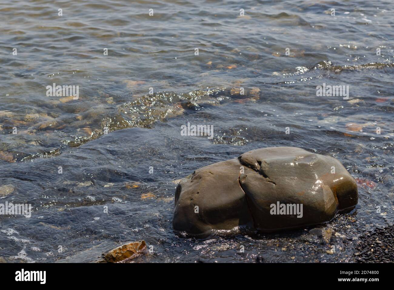grande pietra sul mare Foto Stock