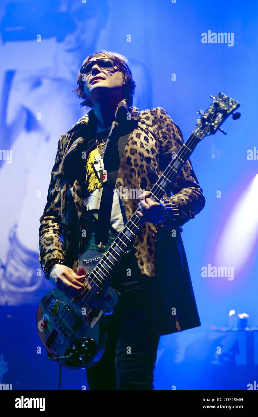 Nicky Wire dei Manic Street Preachers si esibisce dal vivo al concerto XFM Winter Wonderland, presso la O2 Brixton Academy a sud di Londra. Foto Stock