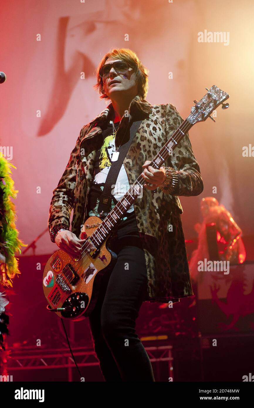 Nicky Wire dei Manic Street Preachers si esibisce dal vivo al concerto XFM Winter Wonderland, presso la O2 Brixton Academy a sud di Londra. Foto Stock