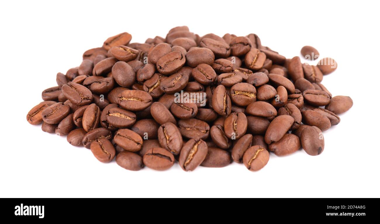 Chicchi di caffè isolati su sfondo bianco. Chicchi di caffè arabica arrosto. Foto Stock