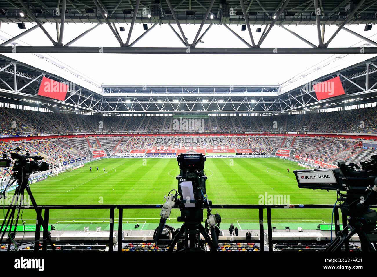 Panoramica della Merkur Spiel Arena vuota a Dusseldorf, Germania con telecamere. Foto Stock