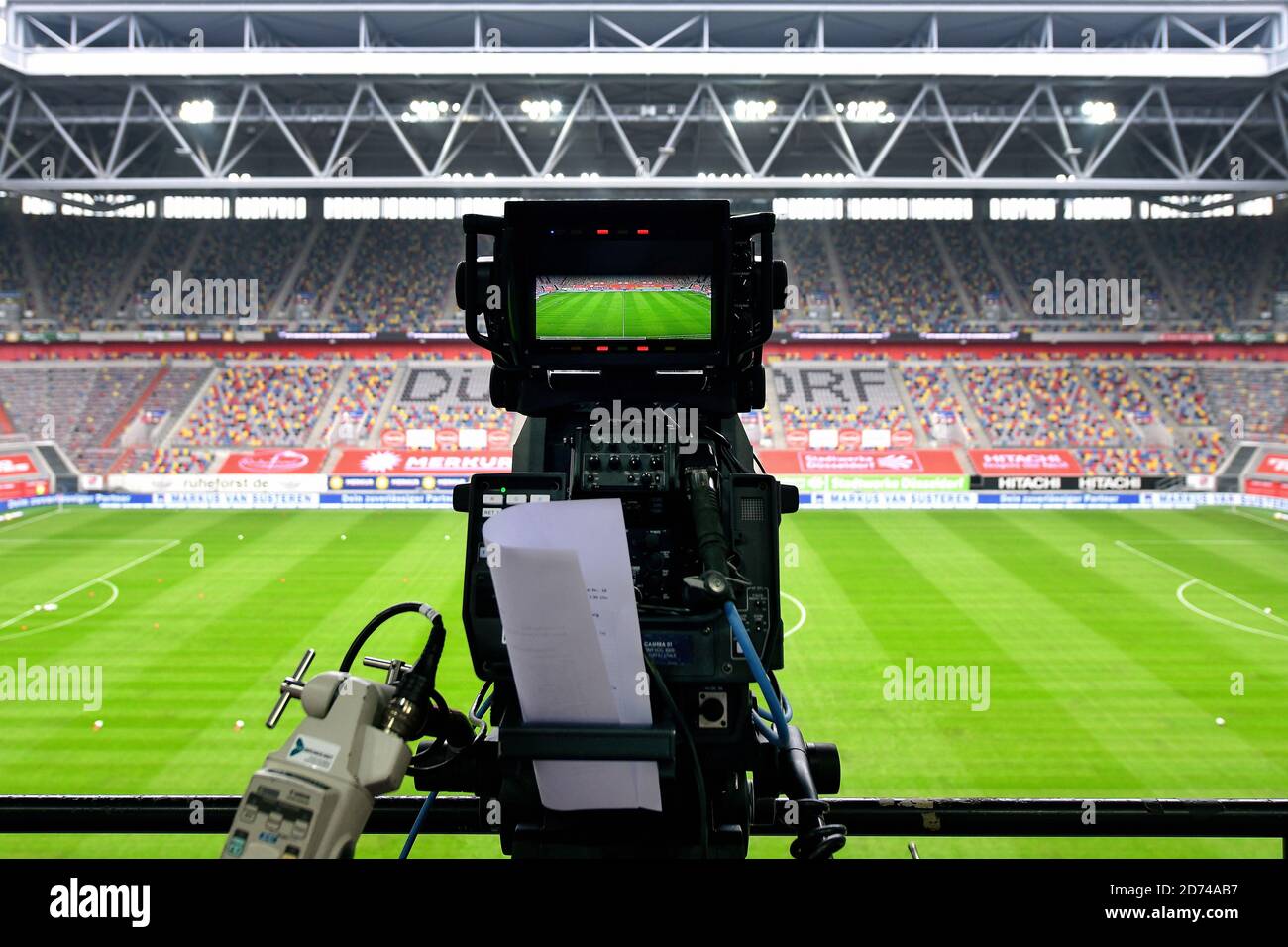 Panoramica della Merkur Spiel Arena vuota a Dusseldorf, Germania con telecamere. Foto Stock