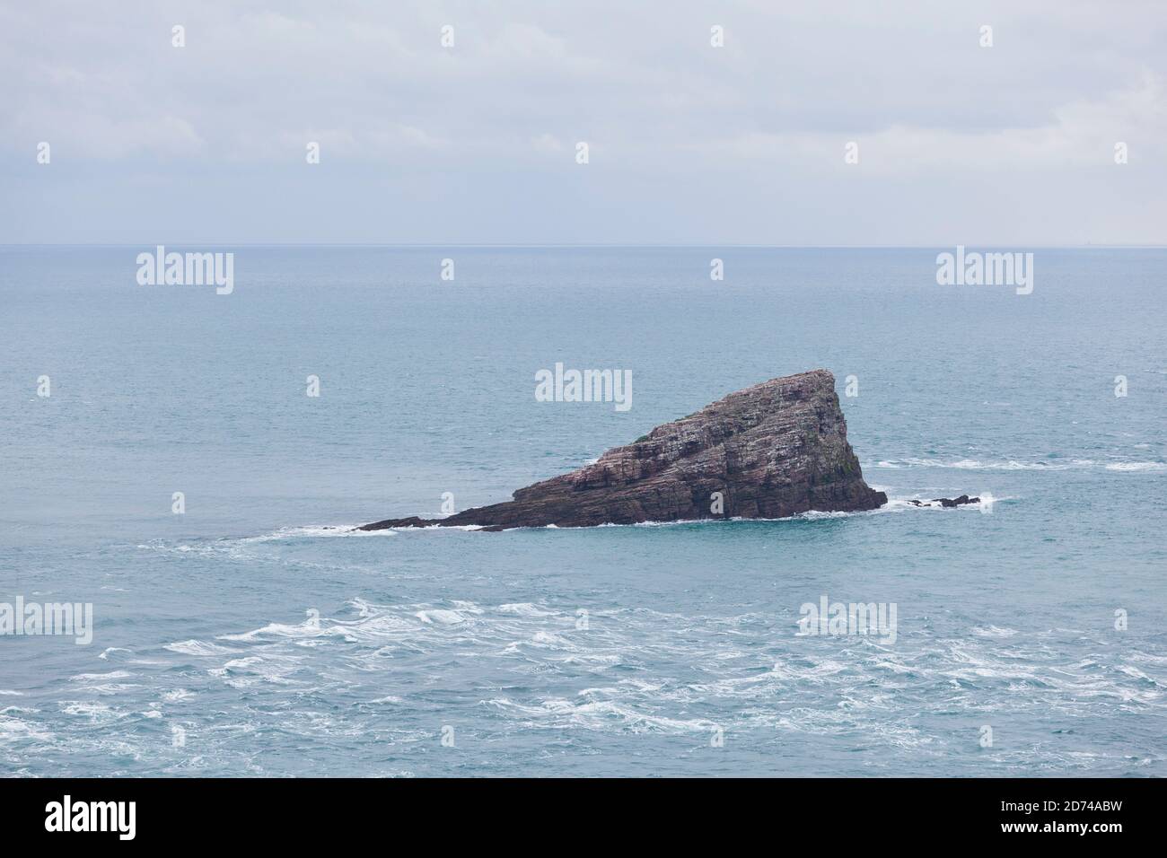 Zwischen dieser Felseninsel und dem Cap Frehel entstehen enorme Strömungen. Bretagne, Frankreich. Foto Stock