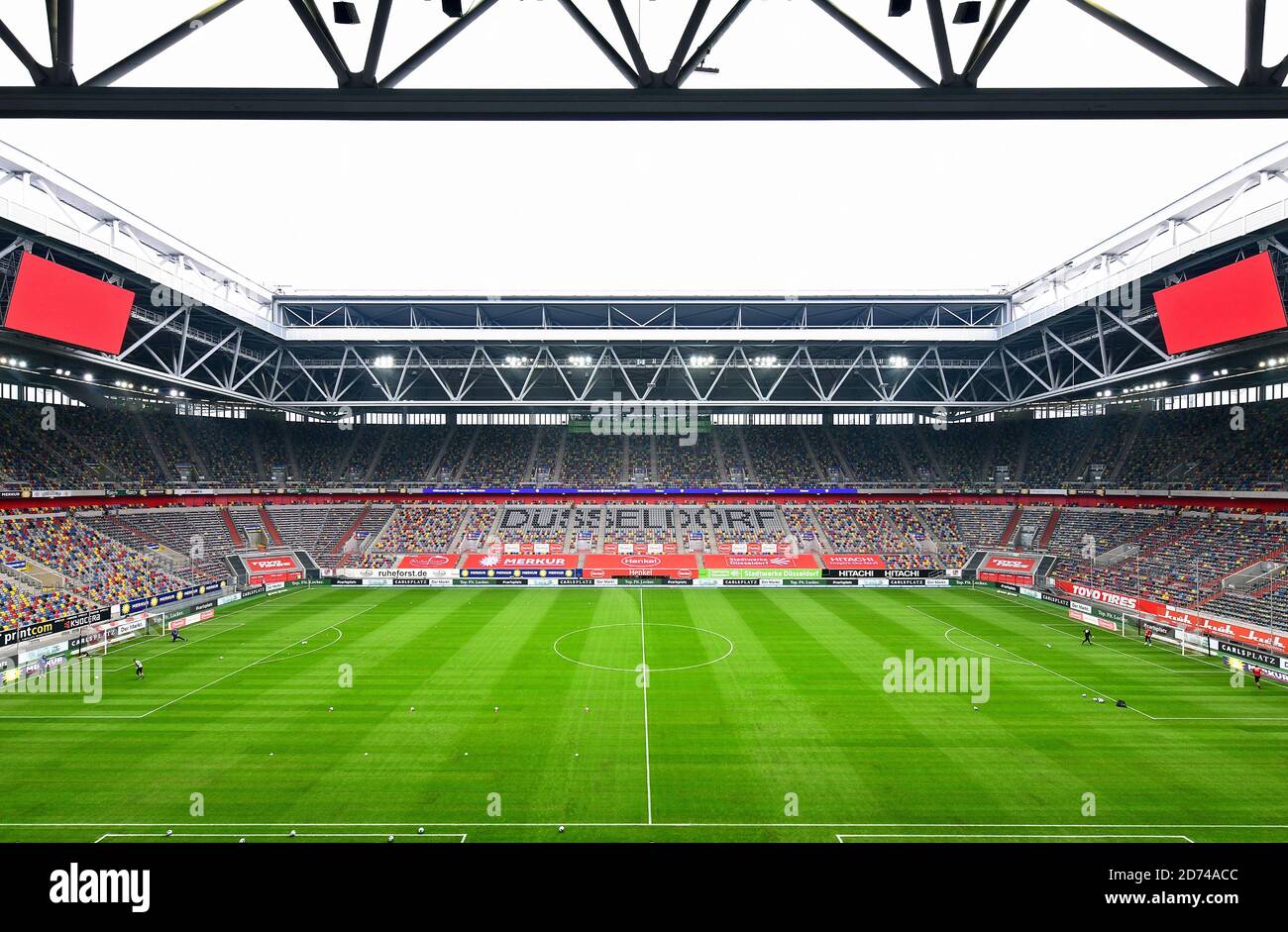 Panoramica della Merkur Spiel Arena vuota a Dusseldorf, Germania. Foto Stock