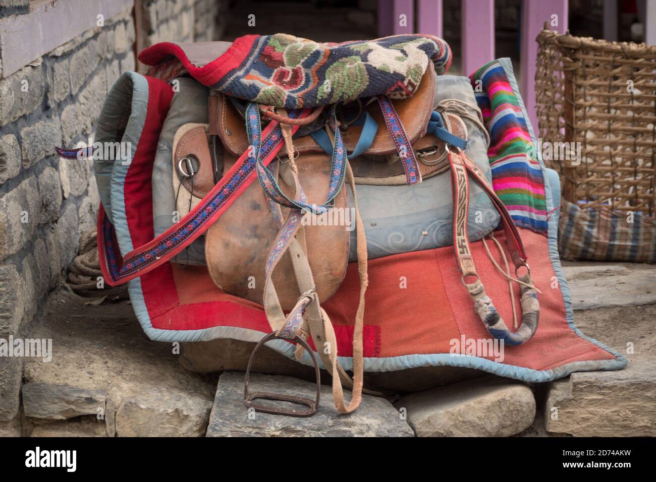 Nepal, sella tibetana a cavallo sul circuito di Annapurna trekking. Foto Stock