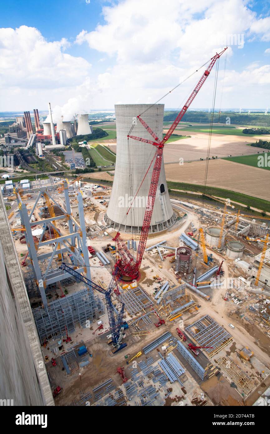 Cantiere della nuova centrale a lignite Neurath vicino a Grevenbroich, Boa 2/3, torre di raffreddamento alta 200 metri, la più grande gru riposizionabile in Foto Stock