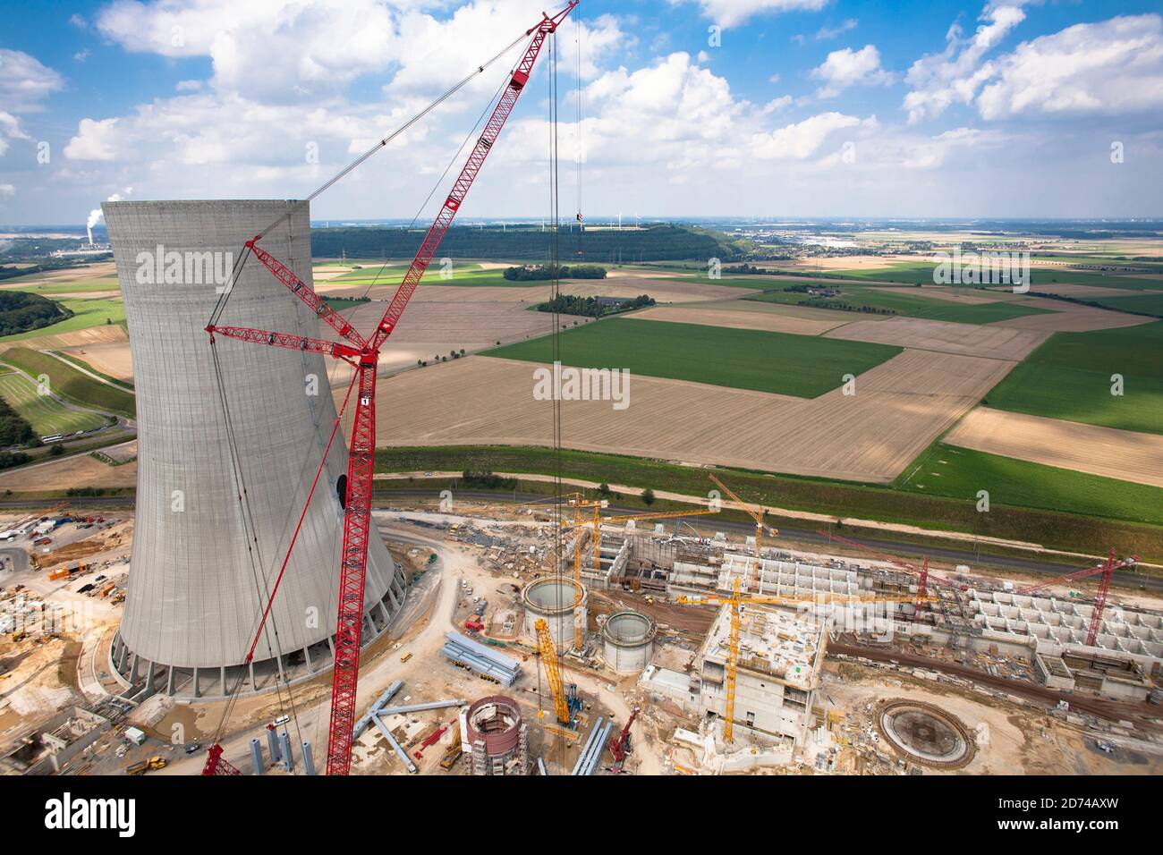 Cantiere della nuova centrale a lignite Neurath vicino a Grevenbroich, Boa 2/3, torre di raffreddamento alta 200 metri, la più grande gru riposizionabile in Foto Stock