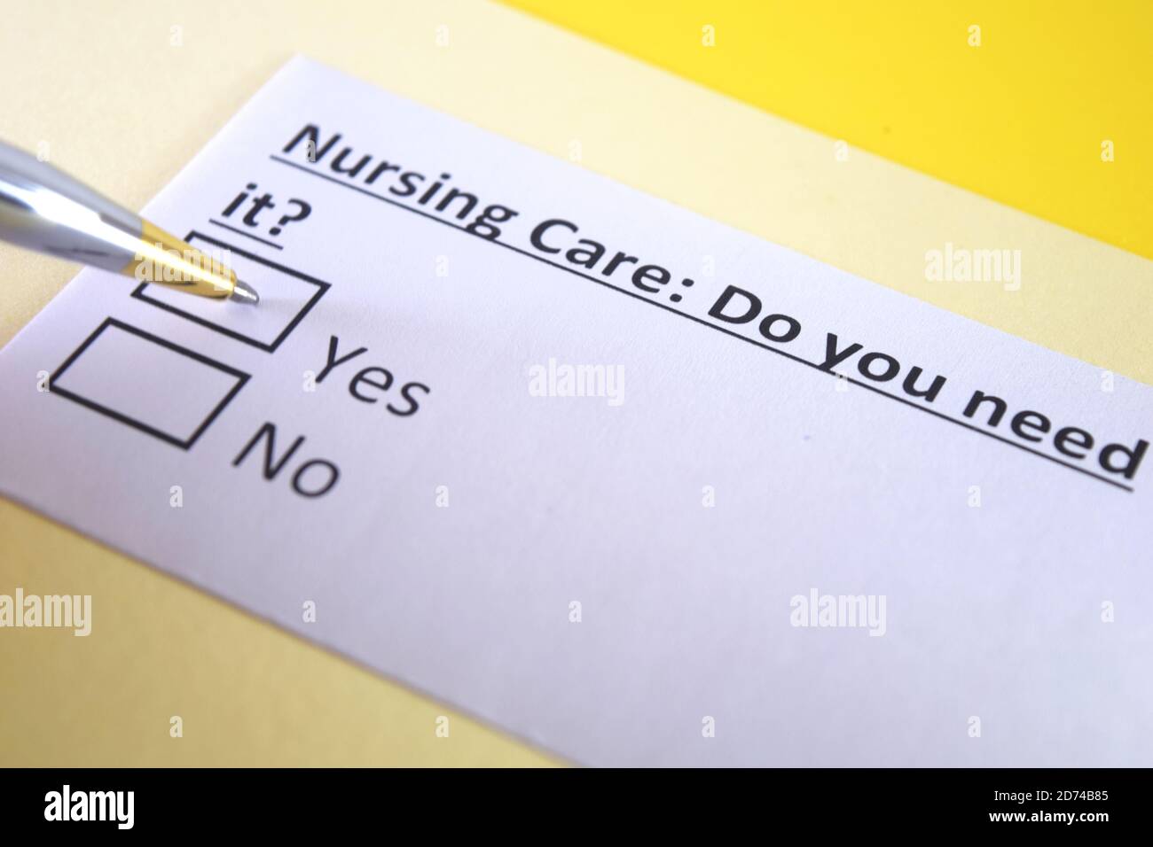Una persona sta rispondendo alla domanda circa l'assistenza infermieristica. Foto Stock