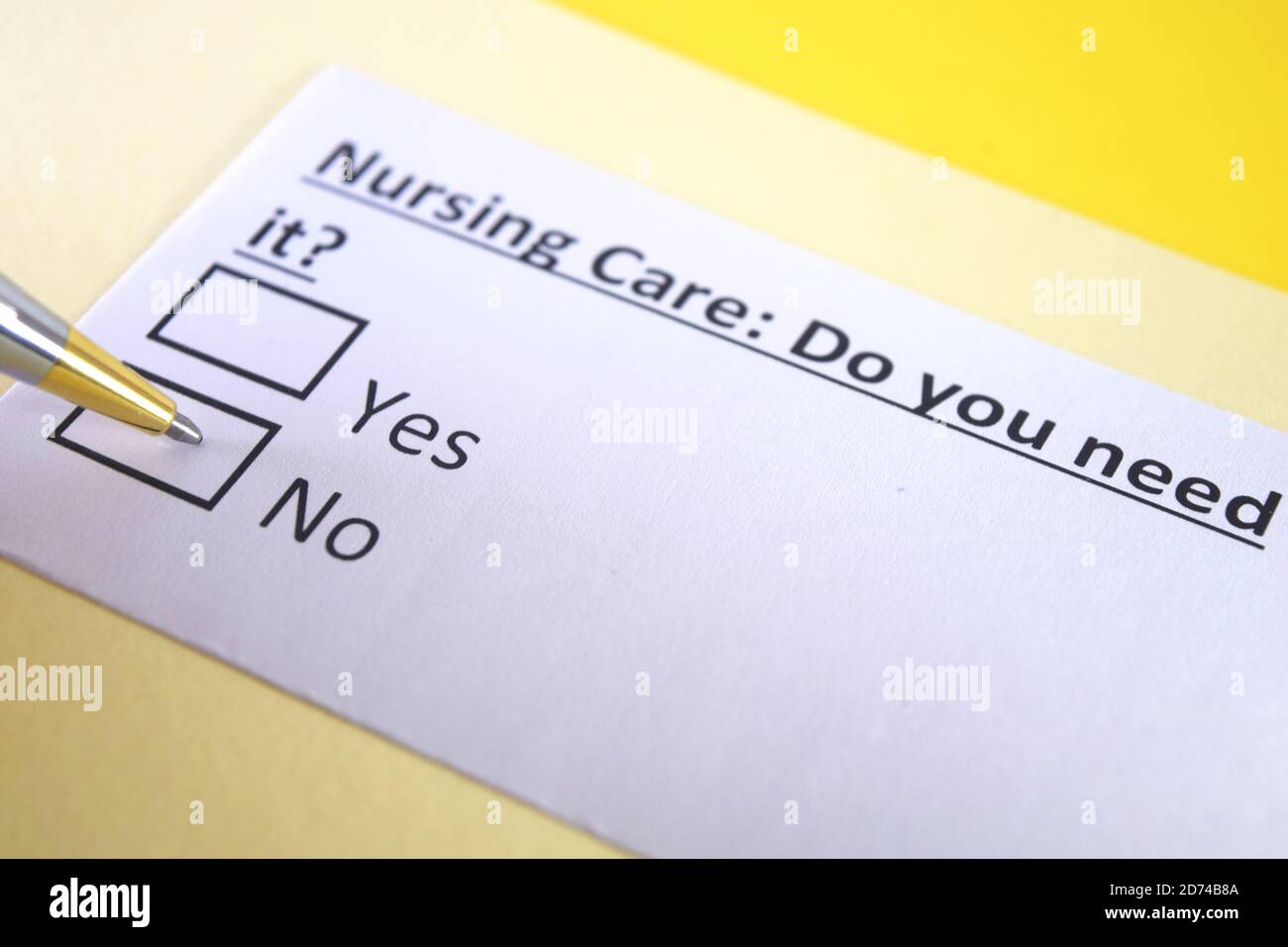 Una persona sta rispondendo alla domanda circa l'assistenza infermieristica. Foto Stock