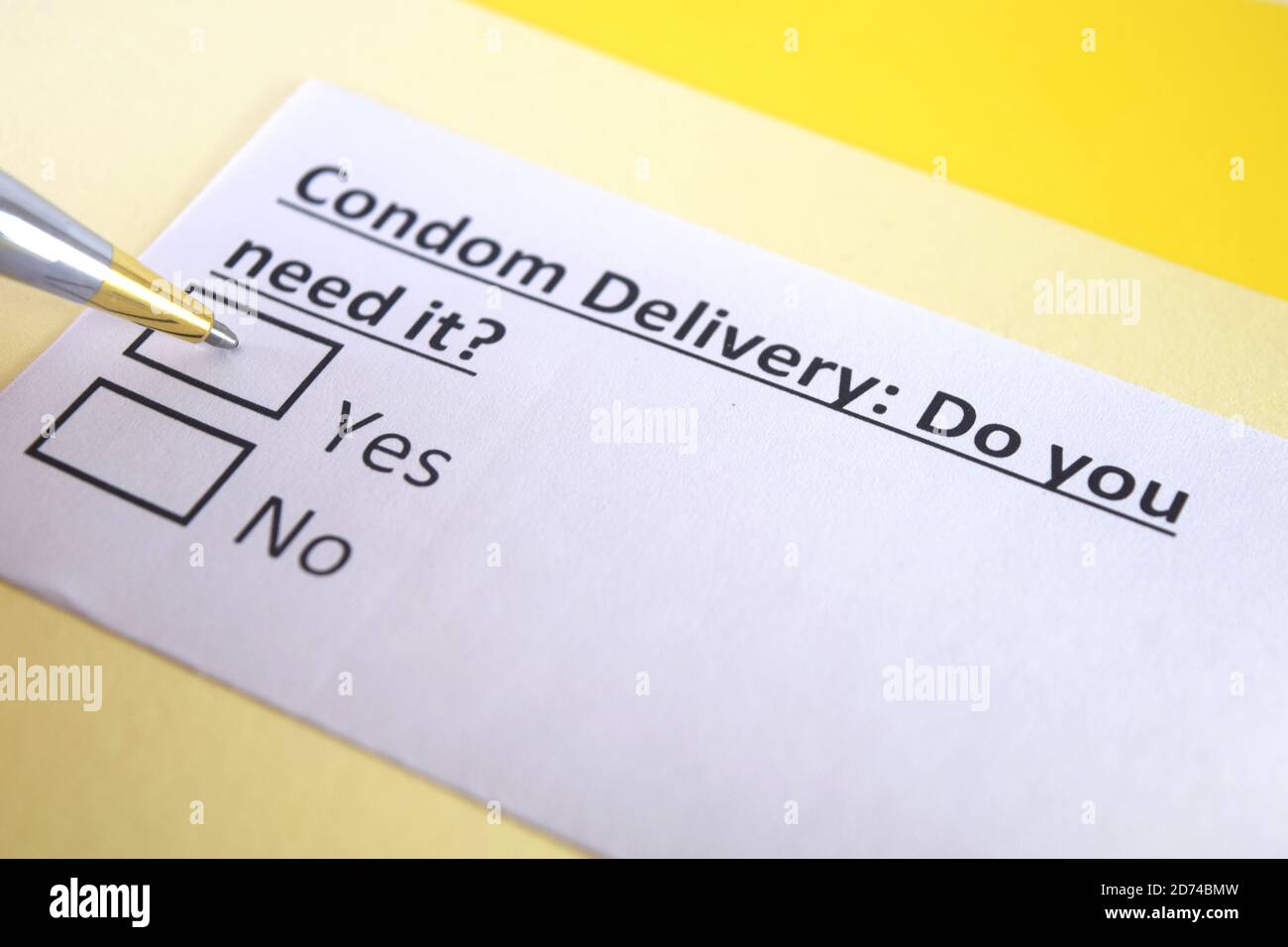 Una persona sta rispondendo alla domanda sulla consegna del preservativo. Foto Stock