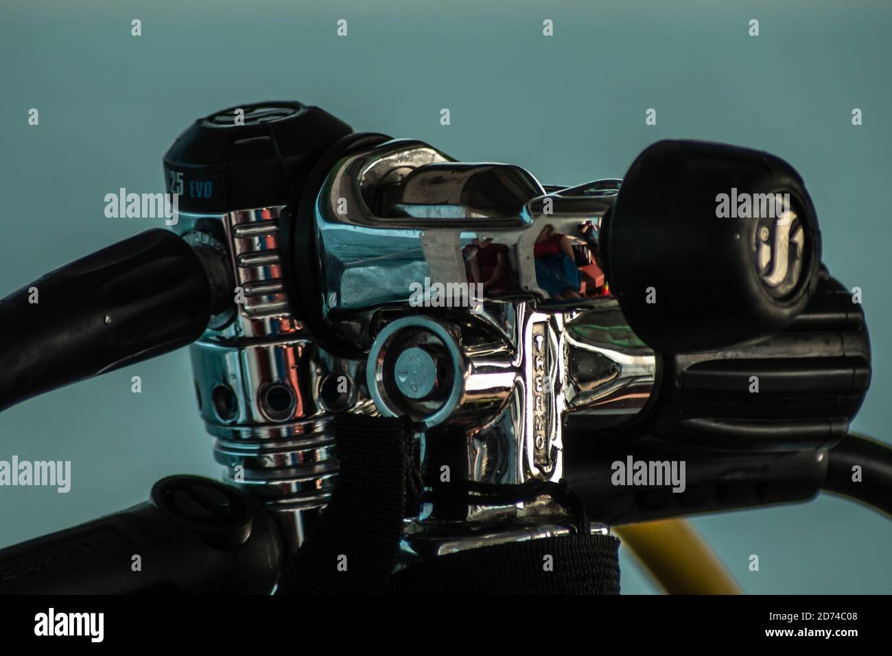 Primo piano della valvola del rubinetto di un'immersione subacquea serbatoio di ossigeno con riflessi brillanti in argento Foto Stock