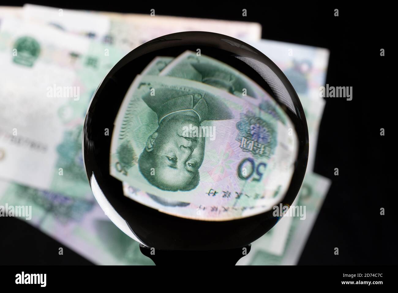 Futures di cristallo o palla che dice fortuna che riflette una Cina 50 Nota di Yuan come concetto per il tasso di cambio per valuta Foto Stock