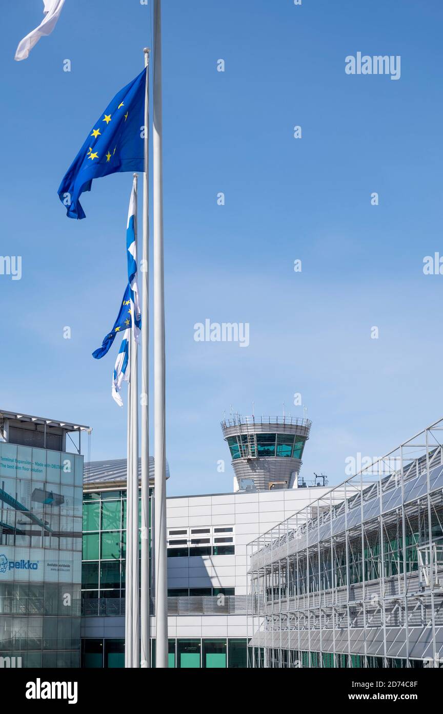 Helsinki / Finlandia - 23 aprile 2020: Le operazioni sul lato aereo dell'aeroporto Helsinki-Vantaa sono diminuite drasticamente dall'inizio della pandemia di coronavirus. Foto Stock