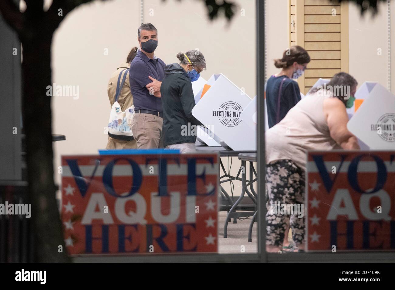 Austin, Texas 20 ottobre 2020: Gli elettori della contea di Travis indossano le maschere gettano i voti durante il periodo delle prime votazioni in Texas. La contea ha registrato una media record di 35,000 elettori al giorno, con due settimane rimanenti prima delle elezioni del 3 novembre. I texani hanno finora lanciato più di quattro milioni di voti nelle prime votazioni. Credit: Bob Daemmrich/Alamy Live News Foto Stock