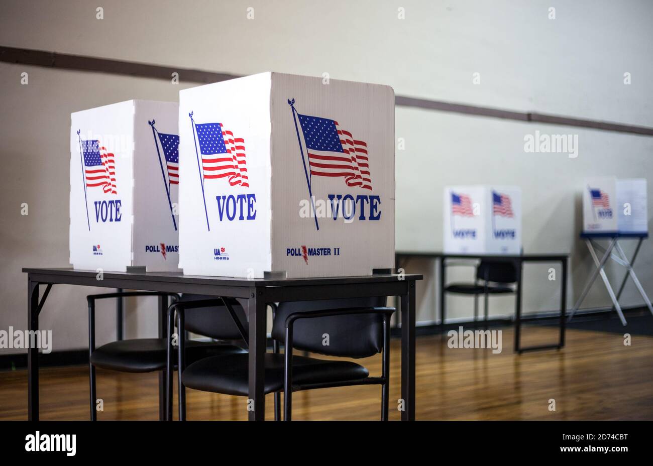 BROWNFIELD, TX - 10/09/2020 - postazioni di voto alla stazione di voto durante le elezioni americane. Foto Stock