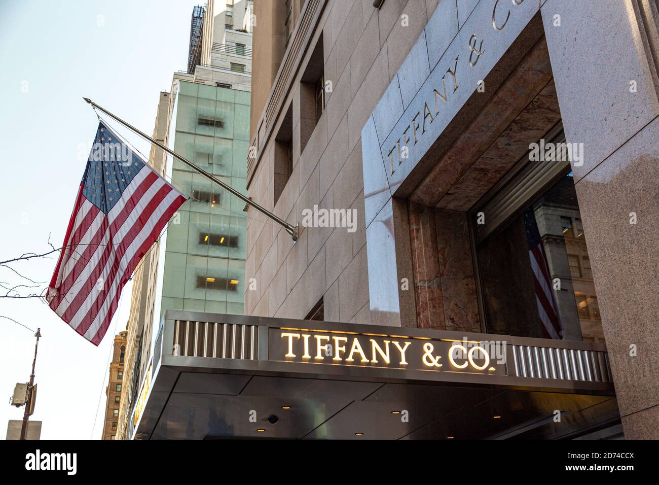 Il negozio principale di Tiffany & Co all'angolo tra Fifth Avenue e 57th Street. Primo piano del logo Tiffany e dell'ingresso del negozio. Foto Stock
