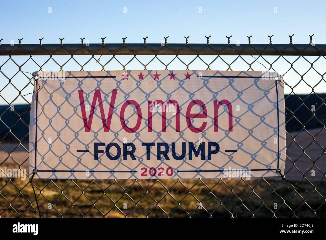 LAMESA, TX - 10/02/2020 - Women for Trump banner su una recinzione cablata per le elezioni presidenziali del 2020 negli Stati Uniti Foto Stock