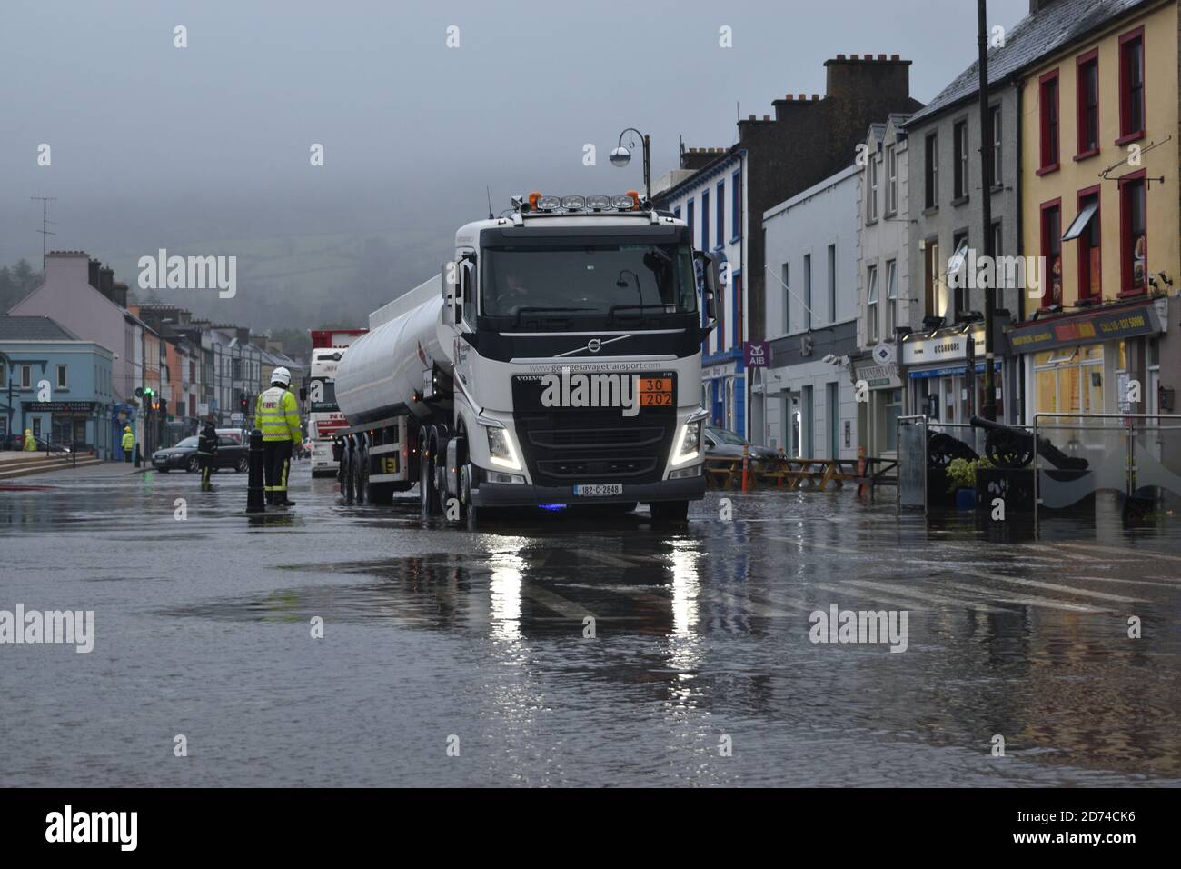 Wolfe Tone Square si è allagato mentre il paese è stato avvertito di giallo avvertimento di pioggia, molte persone a Bantry siamo colpiti da questo Foto Stock