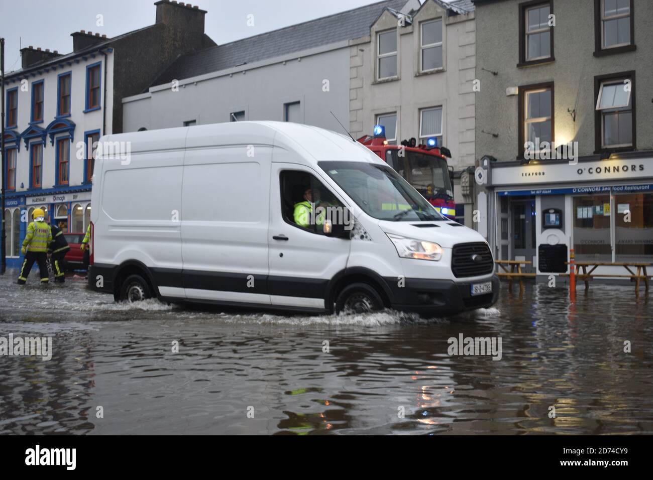 Wolfe Tone Square si è allagato mentre il paese è stato avvertito di giallo avvertimento di pioggia, molte persone a Bantry siamo colpiti da questo Foto Stock