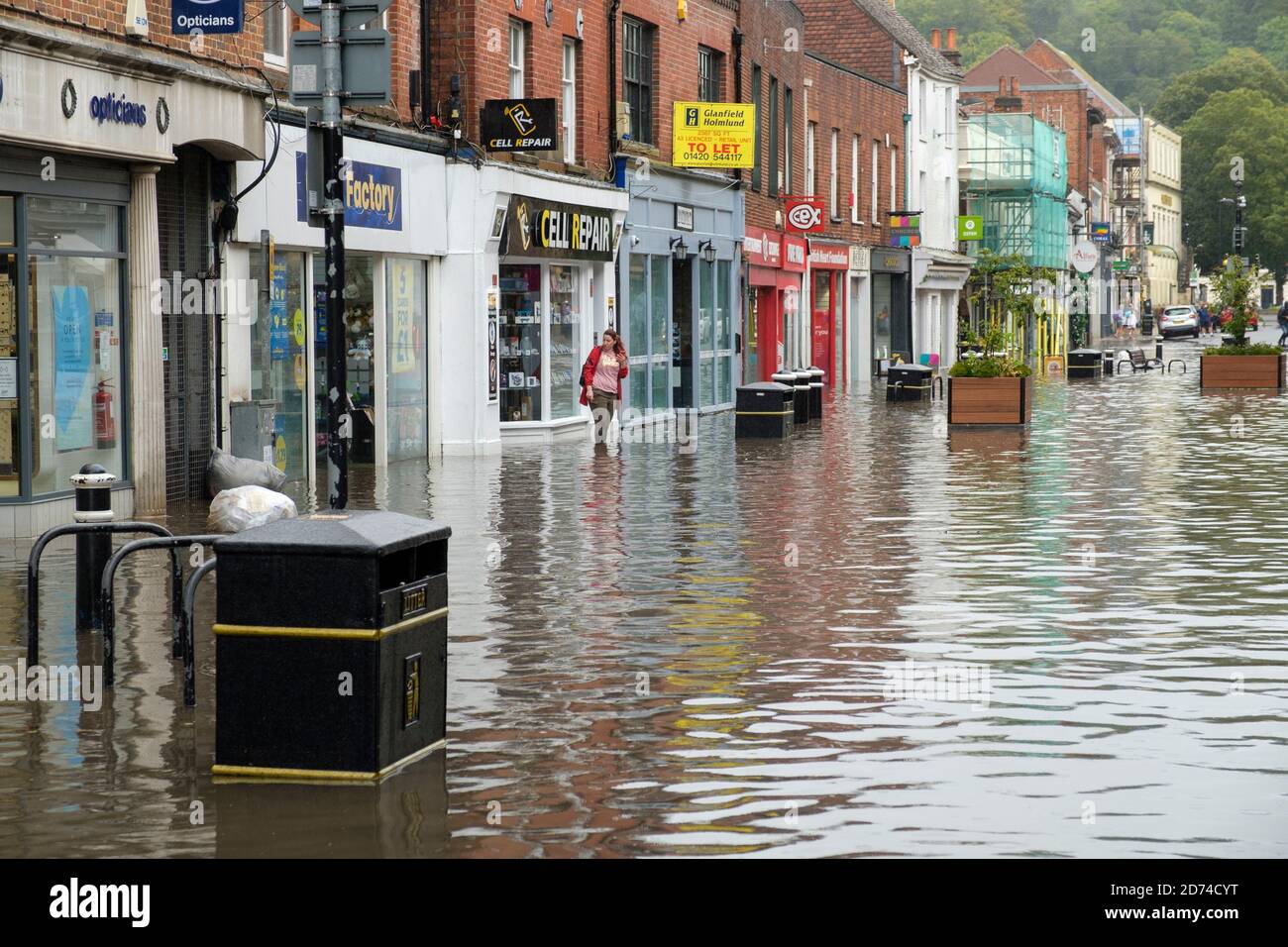 Winchester, Inghilterra, Regno Unito 27/08/2020 alluvione sulla High Street a Winchester dopo pesanti downpoours a causa della tempesta Francis. Il livello dell'acqua è salito ad abou Foto Stock