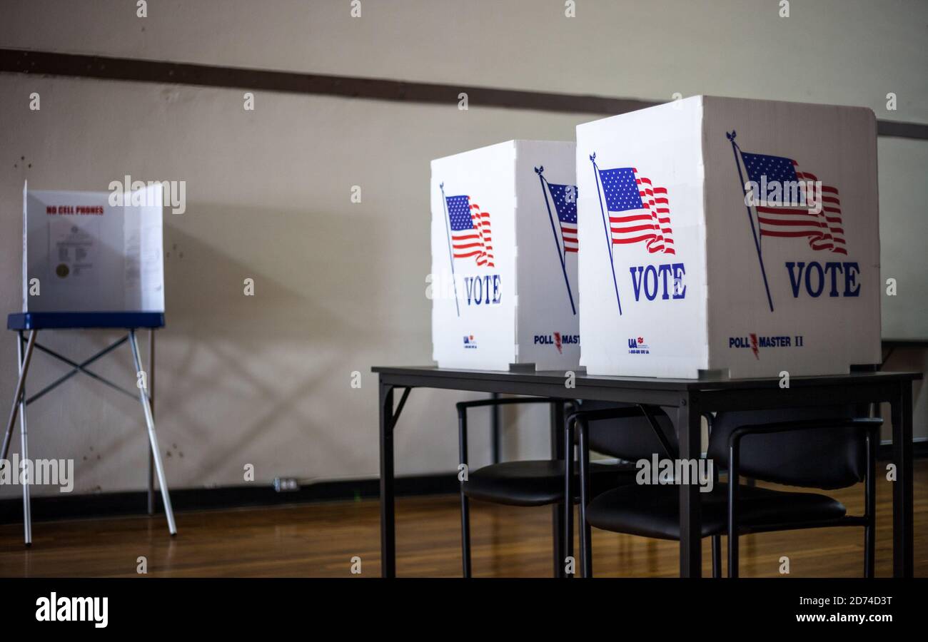 BROWNFIELD, TX - 10/09/2020 - postazioni di voto alla stazione di voto durante le elezioni americane. Foto Stock