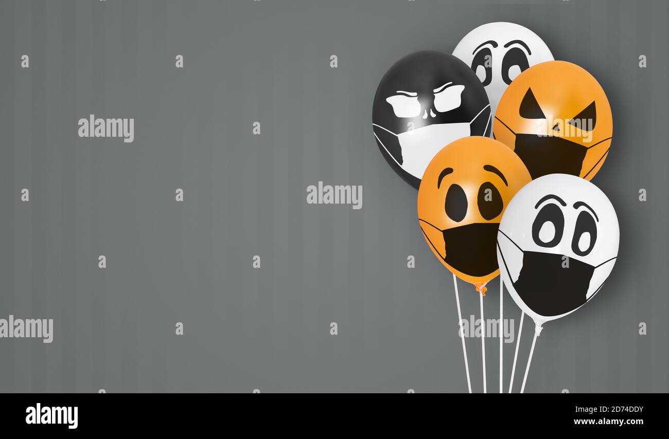 Palloncini colorati con volti in maschera medica per Halloween festa su sfondo scuro. Spazio per il testo. Buona festa ottobre 31. Festa di Halloween Foto Stock