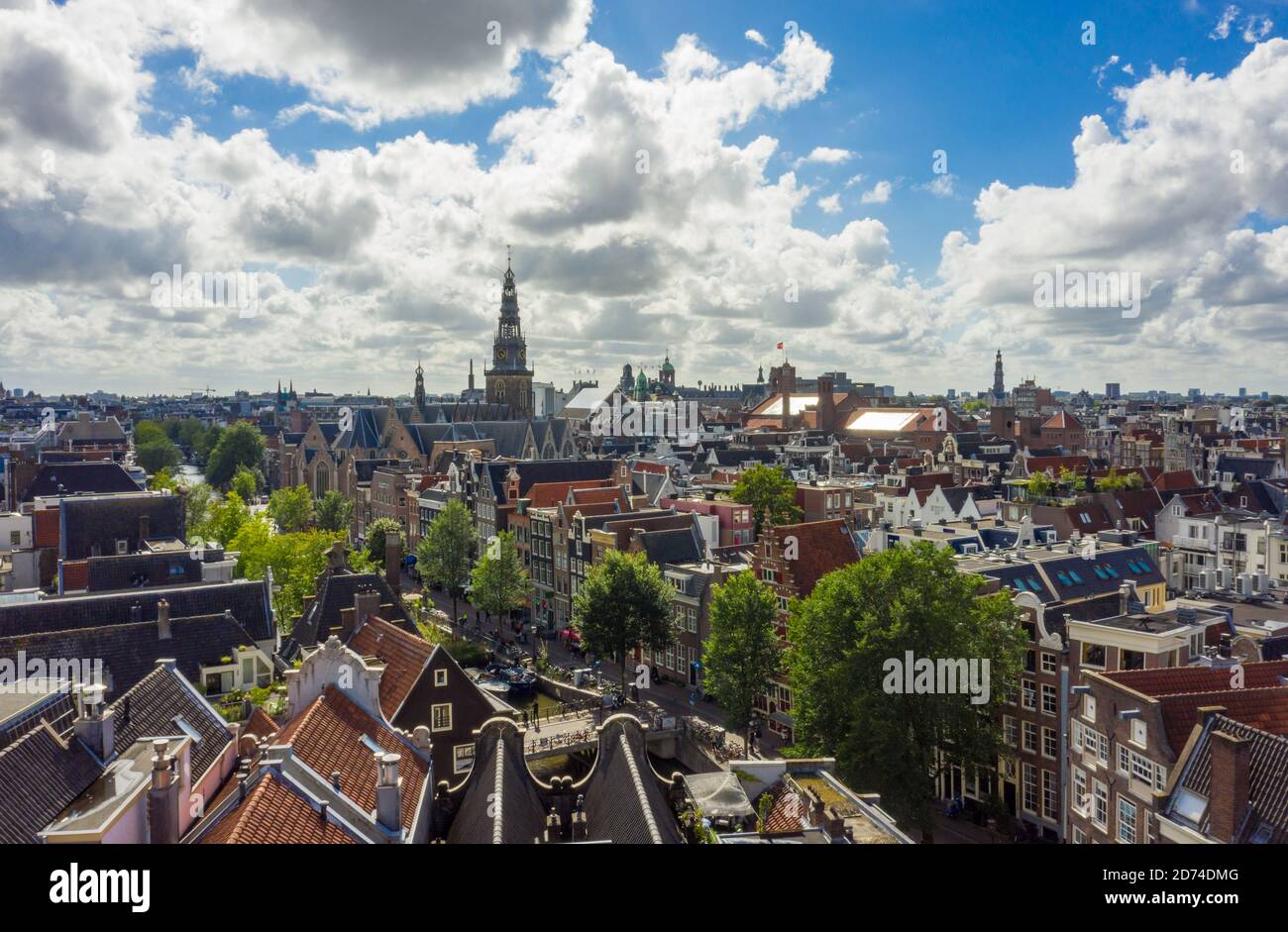 Splendida città di Amsterdam dal tetto panoramico aereo sopra i canali e. Chiesa Torre Vista con cielo blu e grandi nuvole Foto Stock