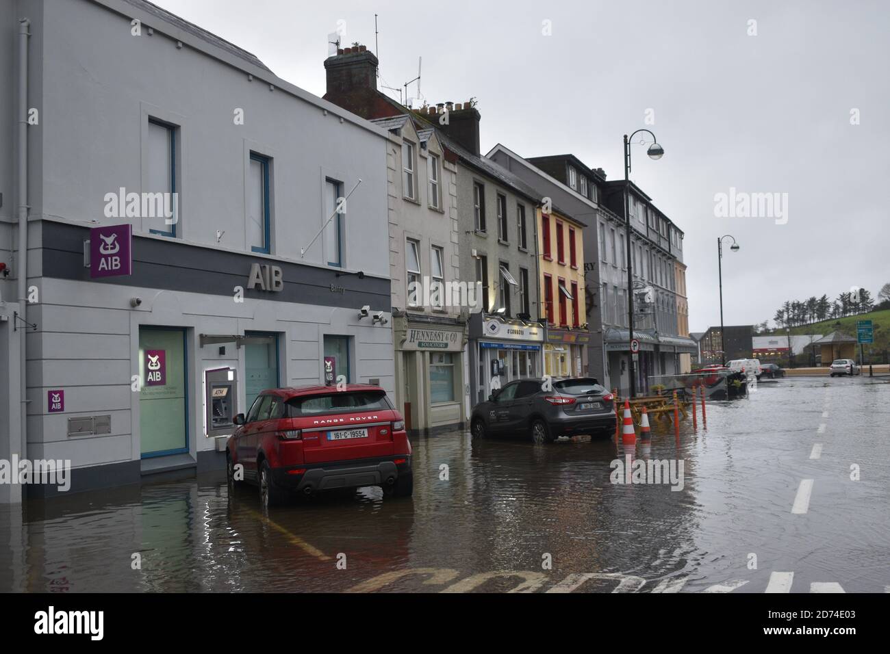 Alluvione di acqua in Wolfe Tone Square, si stima che 25 aziende che siamo colpiti. Bantry, Co Cork. Irlanda. Foto Stock