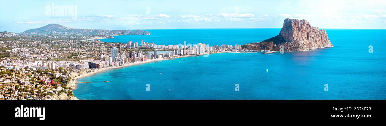 Vista panoramica di Penon de Ifach e Cape Coast. Penyal d'Ifac, Peñon de Ifachs Parco naturale vista dal punto di osservazione Morro de Toix. Ifach penon e Calpe OR Foto Stock