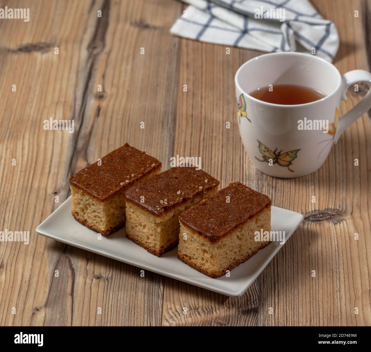 Torta marrone e una tazza di tè su un legno tabella Foto Stock