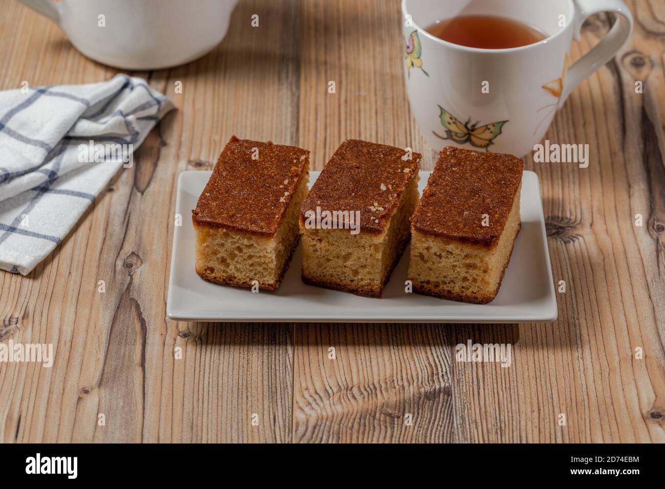 Torta marrone e una tazza di tè su un legno tabella Foto Stock