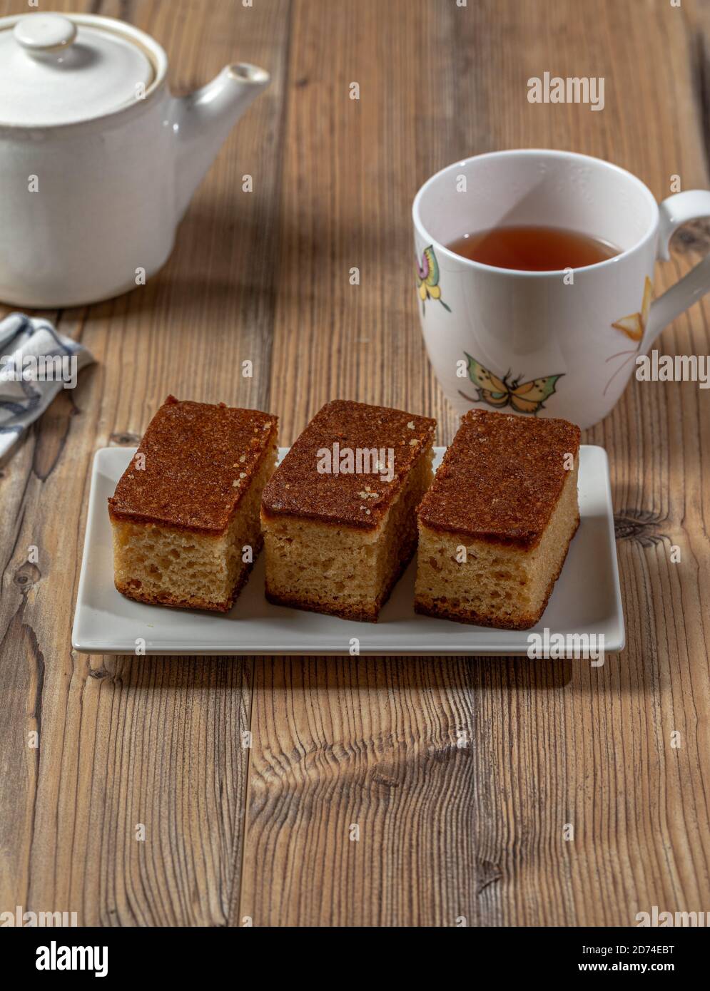 Torta marrone e una tazza di tè su un legno tabella Foto Stock