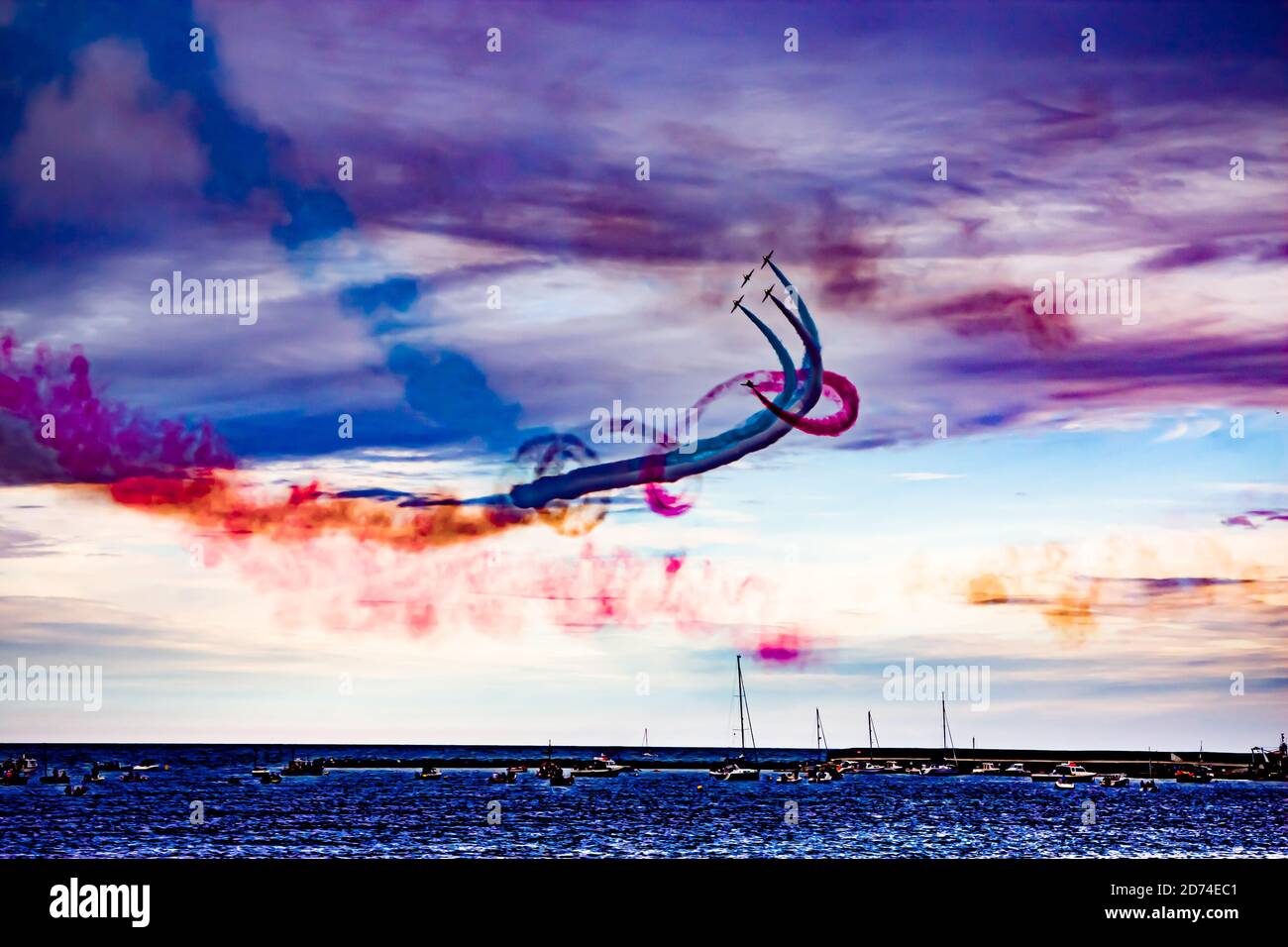Frecce rosse Visualizza volo di squadra sopra il resort vacanze Lyme Regis Foto Stock